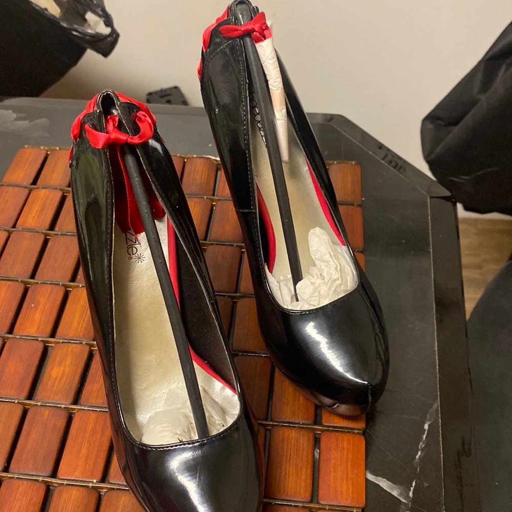 Shoe dazzle black Eveliegh heels with changeable shoes lace.